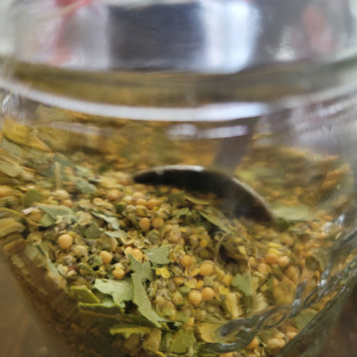 Bay leaves Oregano Mustard seeds Himalayan salt & Freshly ground Medley peppers.