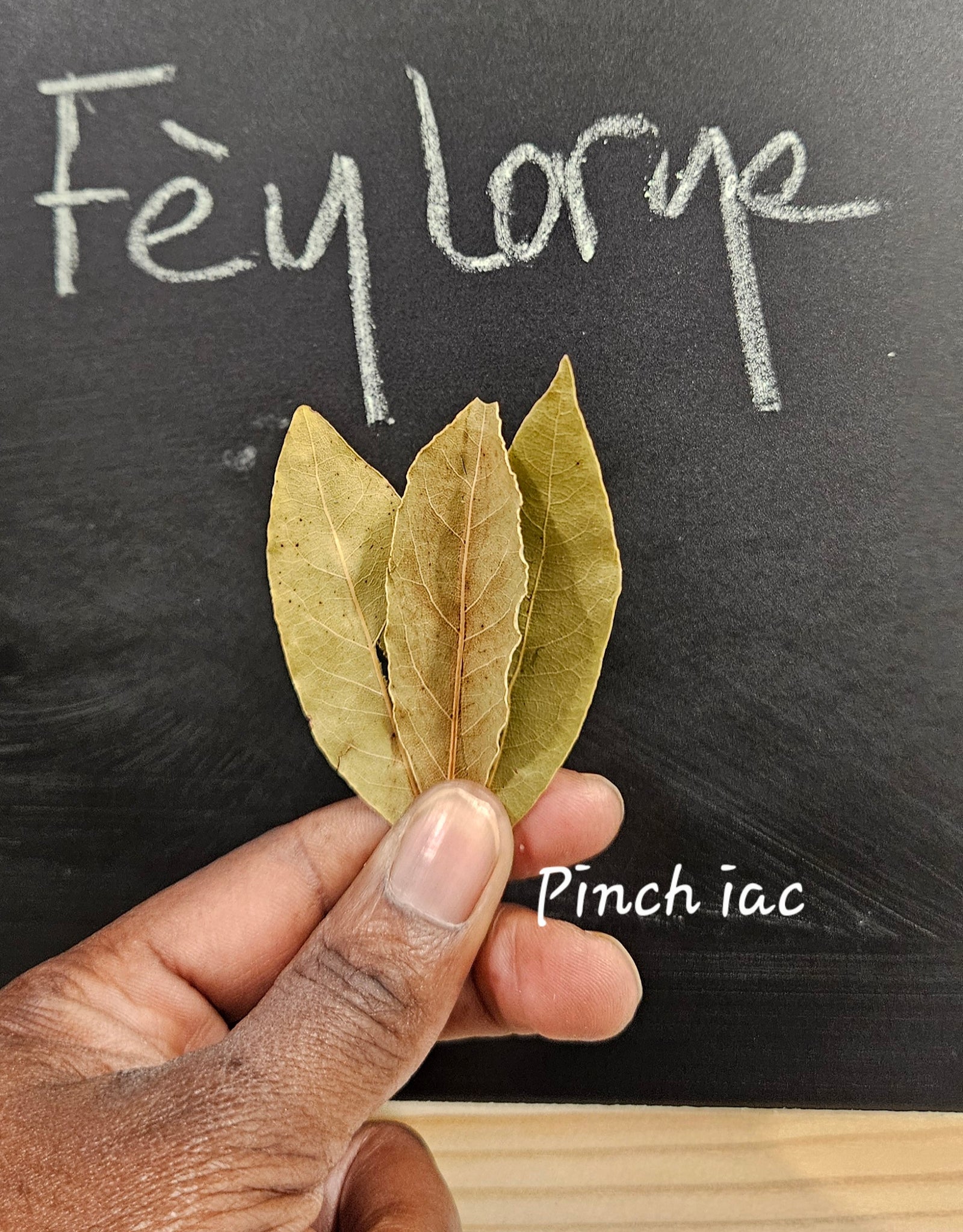 Fèy lorye (Bay leaves) 2oz